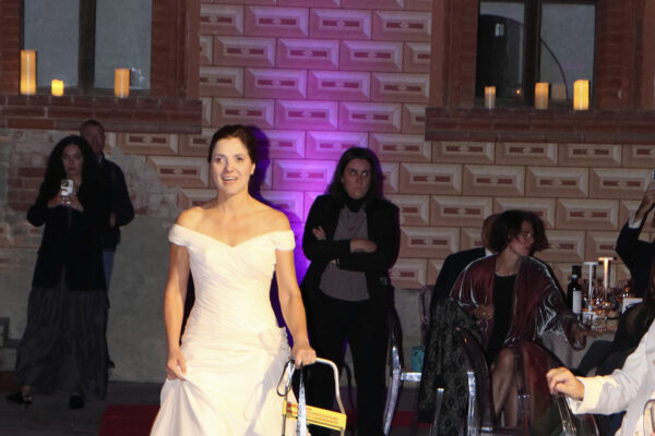 Florinda e Gray sfilano sulla passerella rossa. Florinda indossa un meraviglioso abito da sposa bianco