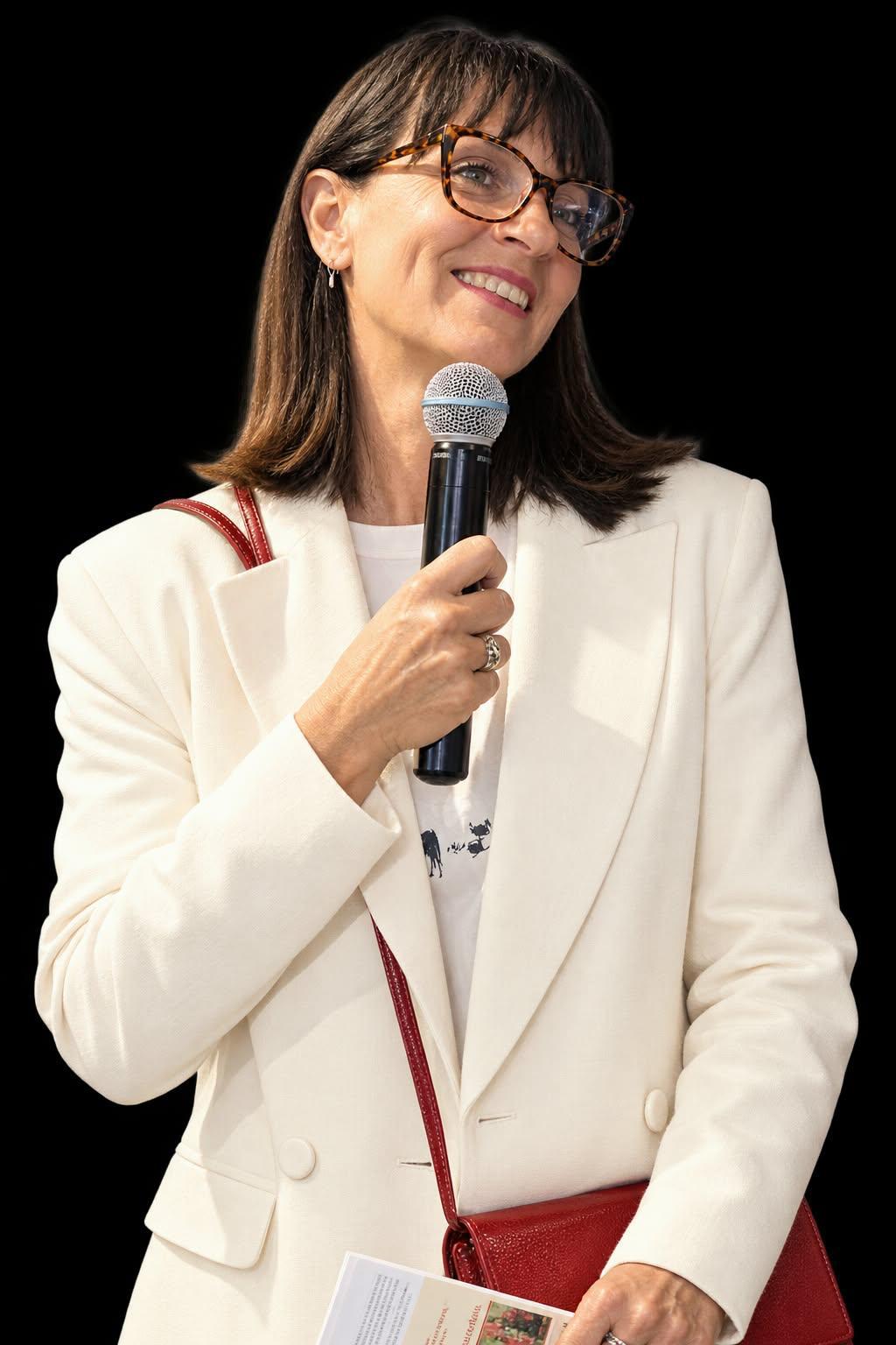 Simona Maria Giantin è titolare di Exclusive Shopping a Milano, un'agenzia di consulenza d'immagine e assistenza allo shopping attiva dal 2005.
